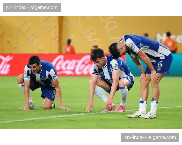 波尔图防守阵型保持：四后卫平行移动与协防保护